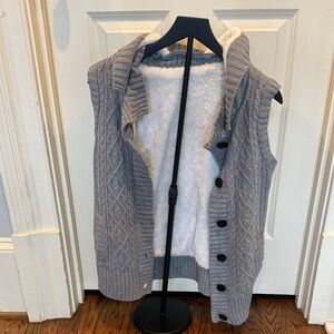 Cozy Cable-Knit Gray Sleeveless Cardigan with Sherpa Lining